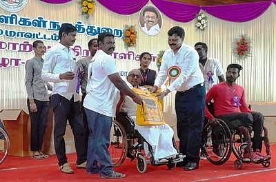 விளையாட்டுப் போட்டிகளில் வெற்றி: மாற்றுத்திறனாளிகளுக்கு பாராட்டு