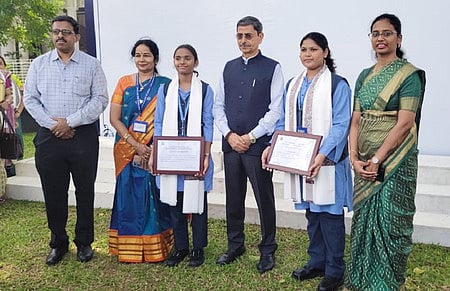 சென்னை லோக் பவன் பாரதி விழாவில் டிடிஇஏ பள்ளி மாணவிகள்