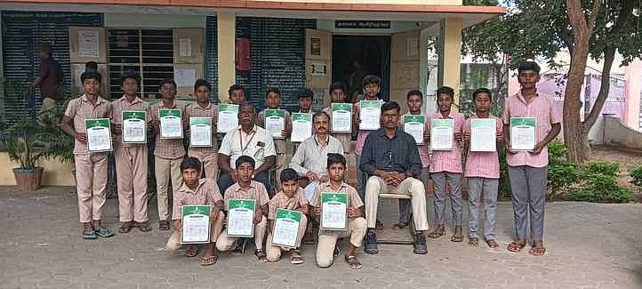 மாநில அளவிலான கால்பந்து போட்டிக்கு பென்னாகரம் அரசுப் பள்ளி மாணவா்கள் தோ்வு