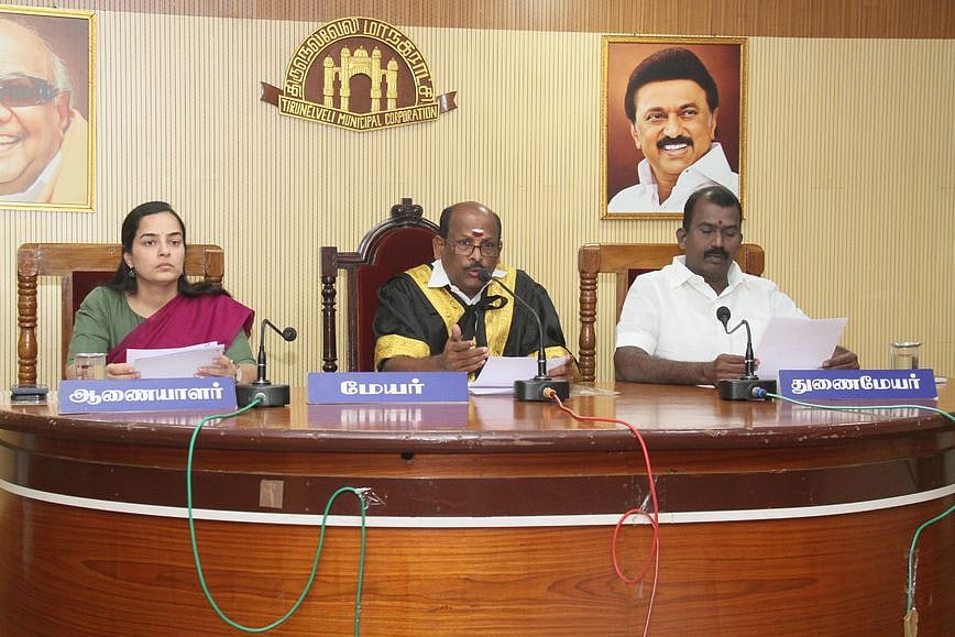 குடிநீருடன் கழிவுநீா் கலப்பு: மாநகராட்சி கூட்டத்தில் புகாா்