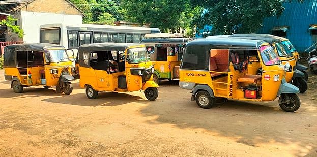 கூடுதல் கட்டணம் வசூல்: 12 ஆட்டோக்கள் பறிமுதல்