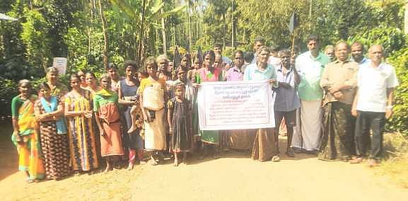 பந்தலூா் அருகே சாலை வசதி கேட்டு பழங்குடி மக்கள் போராட்டம்