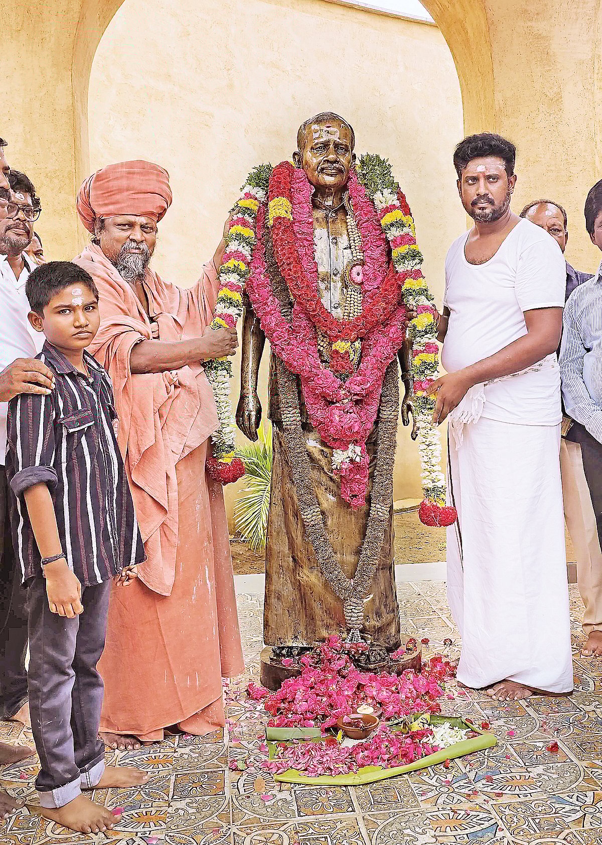 தந்தைக்கு மகன் கட்டிய மணிமண்டபம்