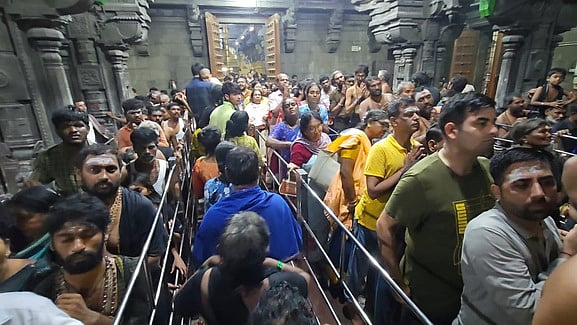 மாா்கழி மாதப் பிறப்பு: அதிகாலையில் கோயில் நடை திறப்பு