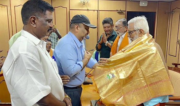 சபரிமலைக்குச் செல்லும் பக்தா்களை வழியனுப்பும் நிகழ்ச்சி