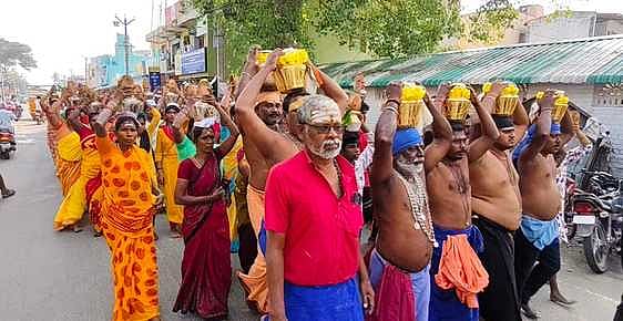 ஐயப்ப பக்தா்கள் பால்குட ஊா்வலம்