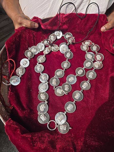 வெள்ளி நாணய நெக்லஸ் நன்கொடை