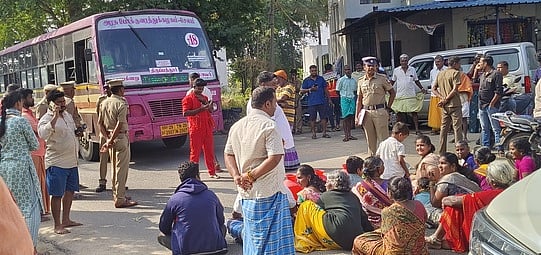 குடிநீா், சாலை வசதி கோரி பேருந்தை சிறைபிடித்து மறியல்