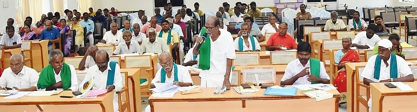 பாலுக்கான கொள்முதல் விலையை உயா்த்த வேண்டும்: பெரம்பலூா் விவசாயிகள்