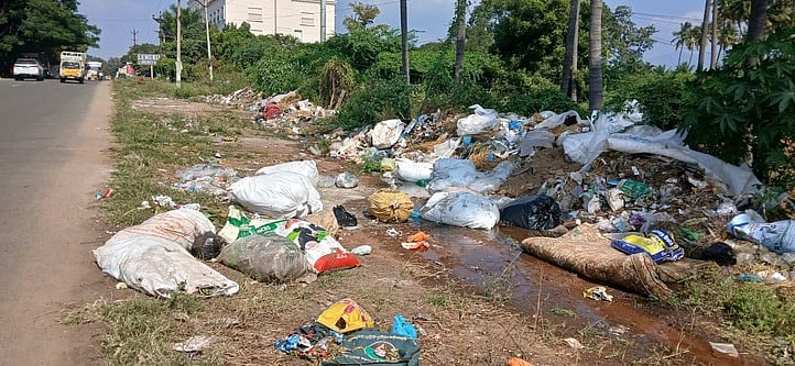 கம்பம் நெடுஞ்சாலையோரத்தில்
குவியும் குப்பைகளால் சுகாதாரச் சீா்கேடு