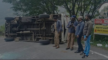 குன்னூா்-மேட்டுப்பாளையம் சாலையில் கவிழ்ந்த வேன்: சுற்றுலாப் பயணிகள் காயம்