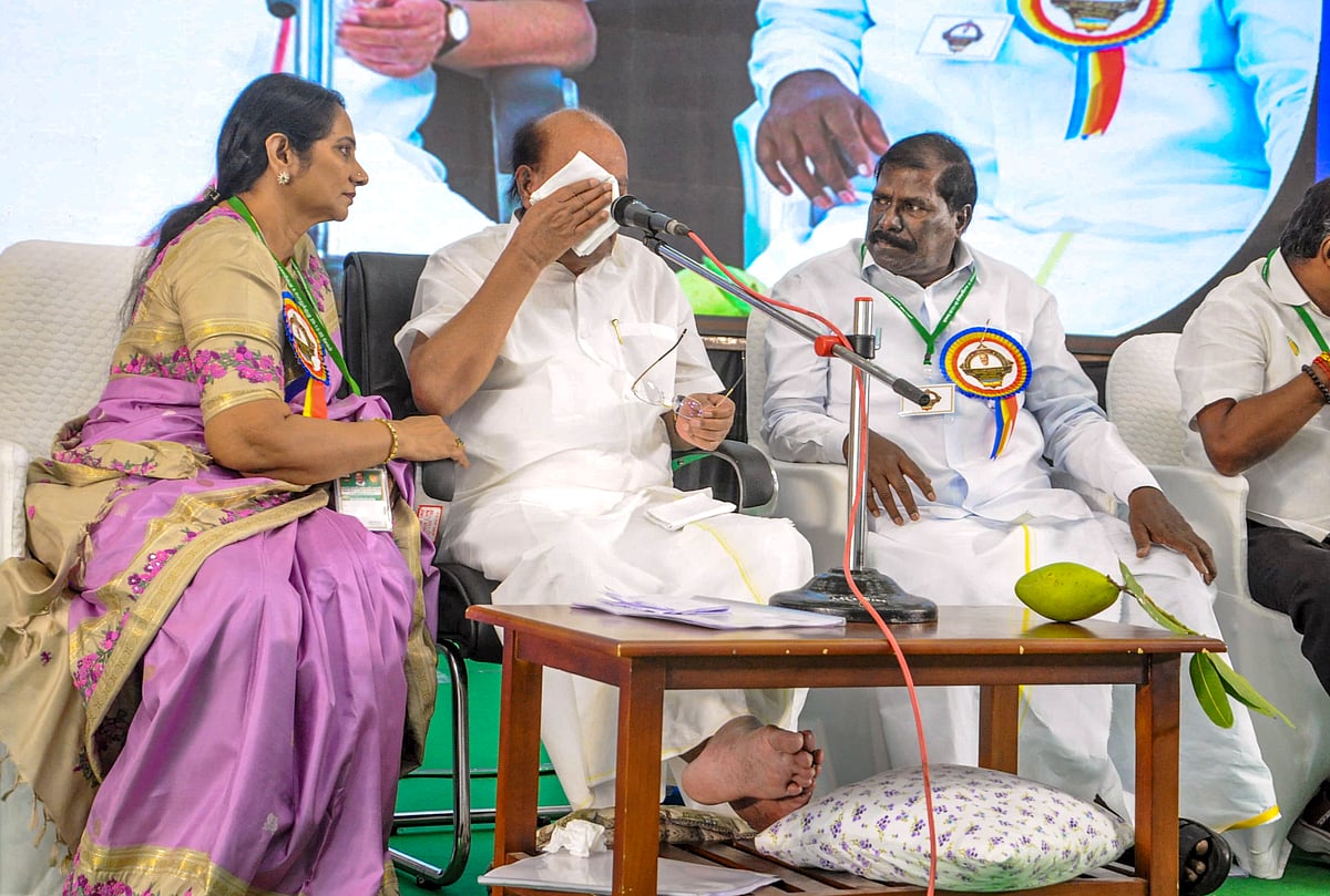 பொதுக்குழு மேடையில் கண்ணீர் விட்டு அழுத ராமதாஸ்!