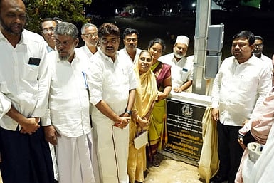 கீழக்கரையில் பயன்பாட்டுக்கு வந்த 3 உயா் கோபுர மின் விளக்குகள்