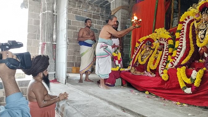 சீா்காழியில் கண்டெடுக்கப்பட்ட செப்பேடுகளை தருமபுரம் ஆதீனத்திடம் ஒப்படைக்க வேண்டும்