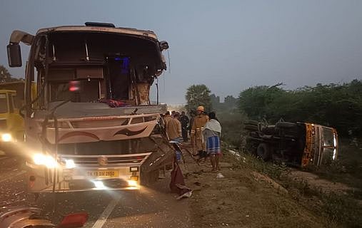 டிப்பா் லாரி மீது தனியாா் பேருந்து மோதிய விபத்தில் 9 போ் காயம்