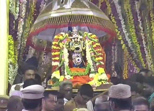 மதுரை தல்லாகுளம் பெருமாள் கோயிலில் சொர்க்கவாசல் திறப்பு!