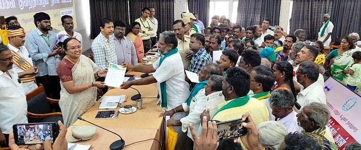 2,000 குடும்பகளை பாதிக்கும் சிப்காட் அமைத்து என்ன பயன்?
விவசாயிகள் வாக்குவாதம்