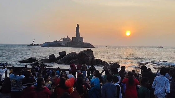 2025-ன் கடைசி சூரிய உதயம்: குமரியில் குவிந்த சுற்றுலாப் பயணிகள்