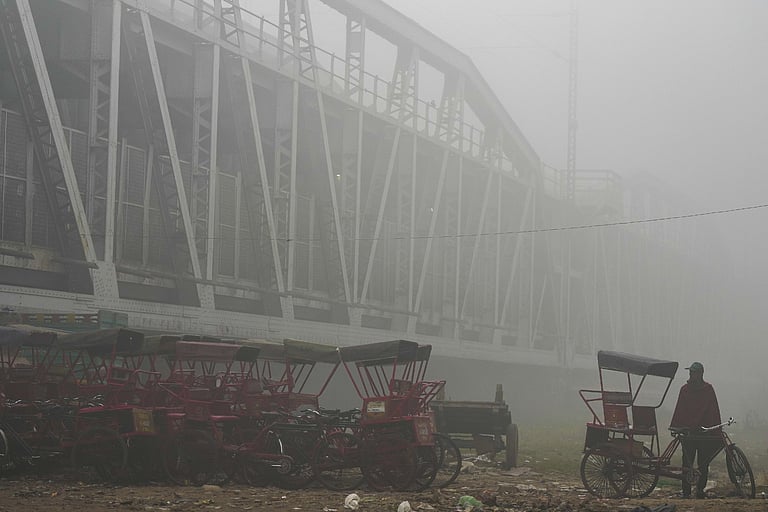 தலைநகரில் அடா்த்தியான மூடுபனி; காற்றின் தரக் குறியீடு ’மிகவும் மோசம்’ பிரிவில் நீடிப்பு