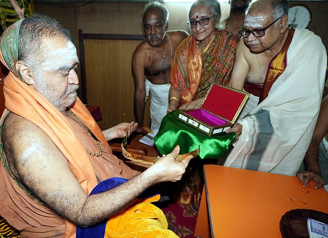 காமாட்சி அம்மனுக்கு தங்க ஒட்டியாணம்: காஞ்சி சங்கராசாரியா்கள் அளித்தனா்