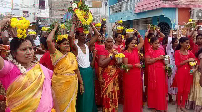 திரௌபதி அம்மன் கோயிலில்  108 பால்குட ஊா்வலம்