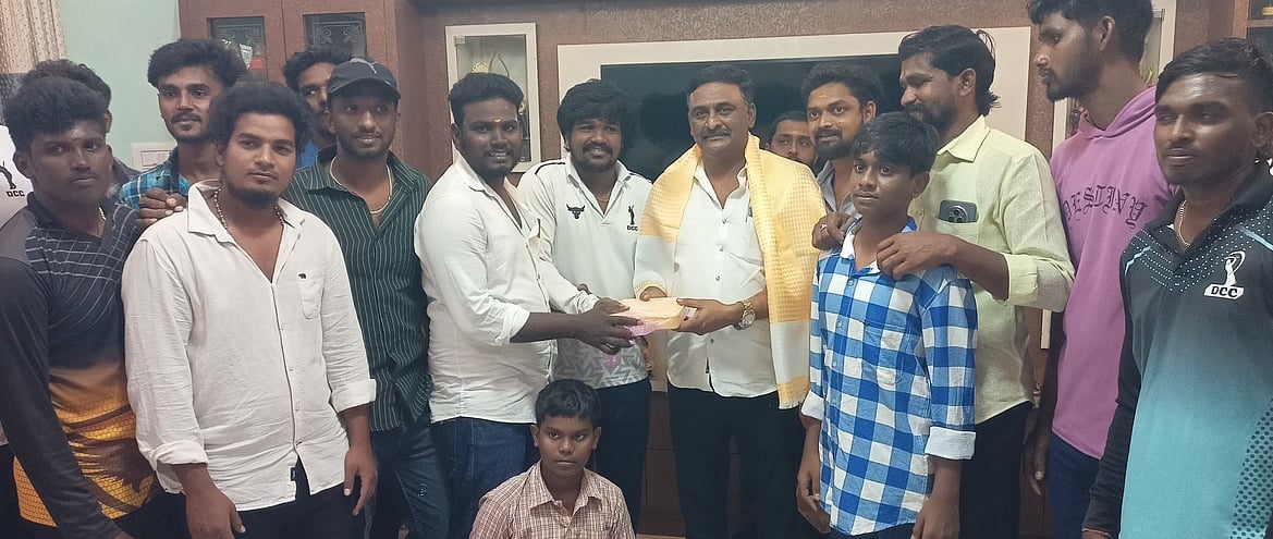 பள்ளி, கல்லூரி மாணவா்களுக்கு பரிசு