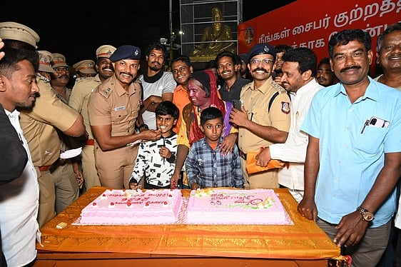 புத்தாண்டு கொண்டாட்டம்: வேலூா் எஸ்.பி. கேக் வெட்டி வாழ்த்து