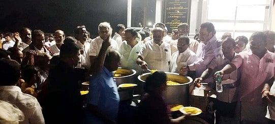 செய்யாறில் திமுகவினா் தொடா் அன்னதானம்