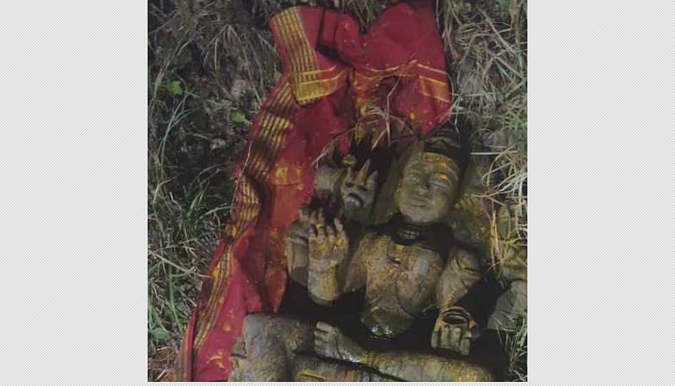 சூலூா் அருகே சாலையோரம் கிடந்த அம்மன் சிலை