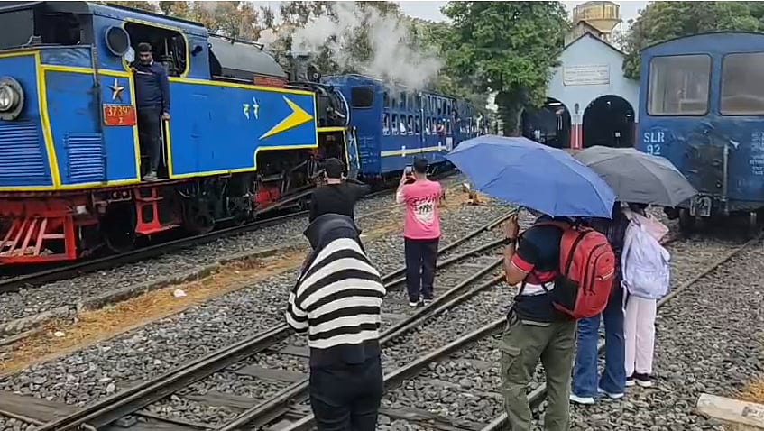 ரயில் பாதையில் மண் சரிவு: மீண்டும் மேட்டுப்பாளையம் திரும்பிய மலை ரயில்