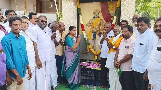 தூத்துக்குடியில் கட்டபொம்மன் சிலைக்கு மரியாதை