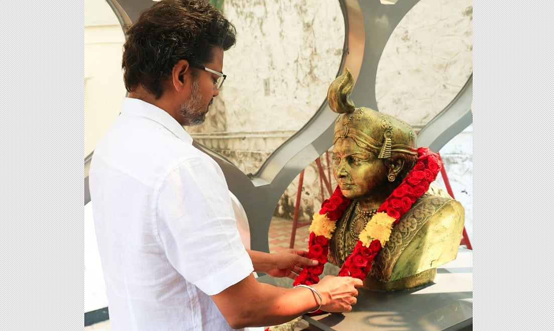 வேலு நாச்சியார் பிறந்த நாள்: தவெக தலைவர் விஜய் மரியாதை 