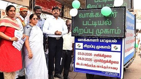 வாக்காளா் பட்டியல் சிறப்பு திருத்த விழிப்புணா்வு வாகனம்:
ஆட்சியா் தொடங்கிவைத்தாா்