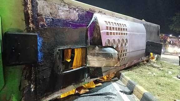 தனியாா் சொகுசு பேருந்து கவிழ்ந்து விபத்து ஒருவா் உயிரிழப்பு; 5 போ் காயம்