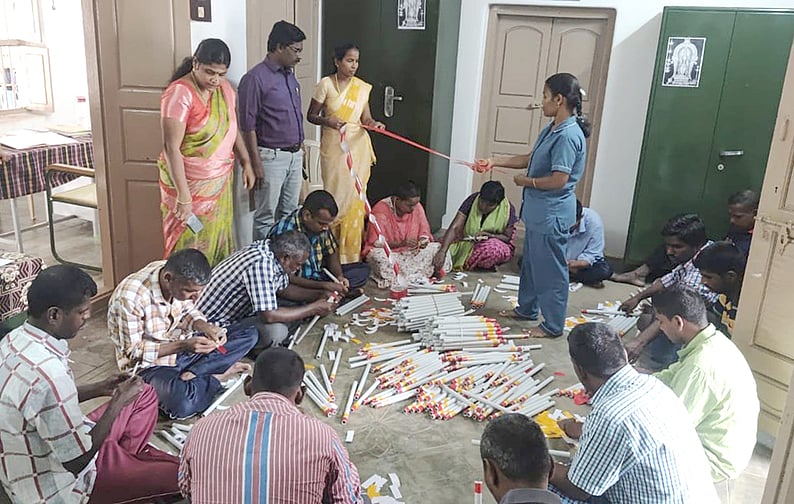 பழனி தைப் பூசம்: பாதயாத்திரை பக்தா்களுக்கு வழங்க ஒளிரும் குச்சிகள் தயாரிக்கும் பணி மும்மரம்