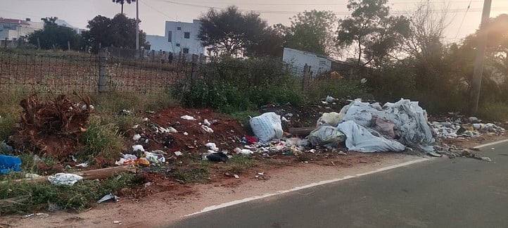 அரசு பள்ளி அருகே கொட்டப்படும் இறைச்சிக் கழிவுகள் நடவடிக்கை எடுக்க பொதுமக்கள் வலியுறுத்தல்