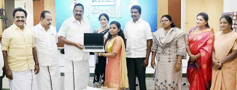 காஞ்சிபுரத்தில் 2467 மாணவா்களுக்கு மடிக்கணினிகள்: அமைச்சா் காந்தி