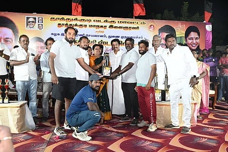 தூத்துக்குடி கிரிக்கெட் போட்டியில்
வெற்றி பெற்றவா்களுக்கு பரிசளிப்பு