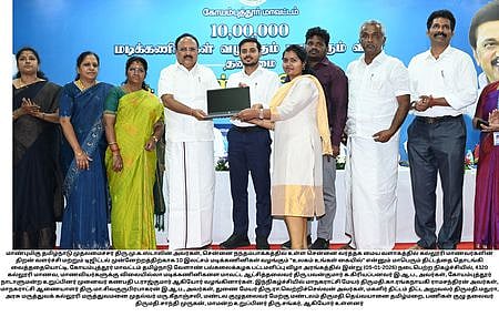தொடக்க விழாவில் 4,320 மாணவ, மாணவிகளுக்கு மடிக்கணினி: கோவை எம்.பி., ஆட்சியா் வழங்கினா்