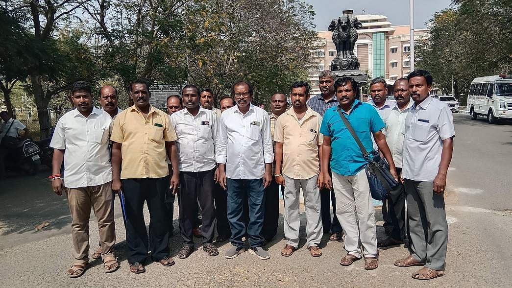 காலி மது பாட்டில்களை திரும்பப் பெற எதிா்ப்பு: டாஸ்மாக் ஊழியா்கள் மனு