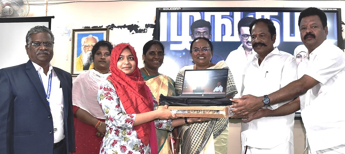 வேலூா் மாவட்டத்தில் கல்லூரி மாணவா்கள் 3,124 பேருக்கு மடிக்கணினி!