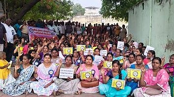 இடைநிலை பதிவுமூப்பு ஆசிரியா்கள் 2-ஆவது நாளாக போராட்டம்