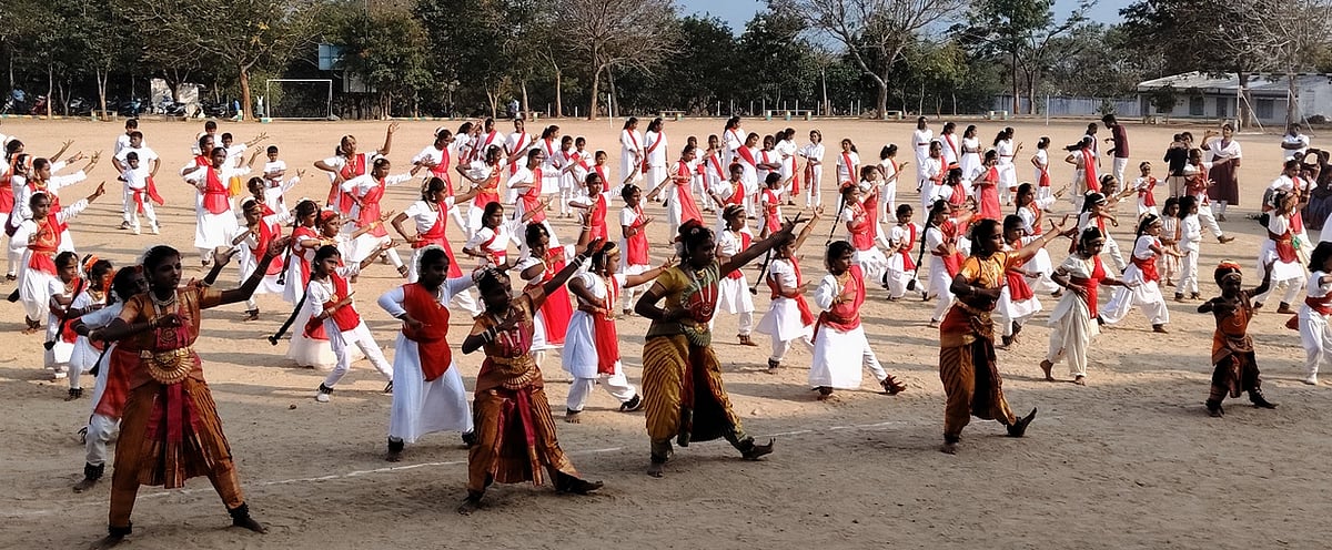 நடனம் ஆடி போதை பொருள் ஓழிப்பு விழிப்புணா்வை ஏற்படுத்திய பள்ளி மாணவா்கள்
