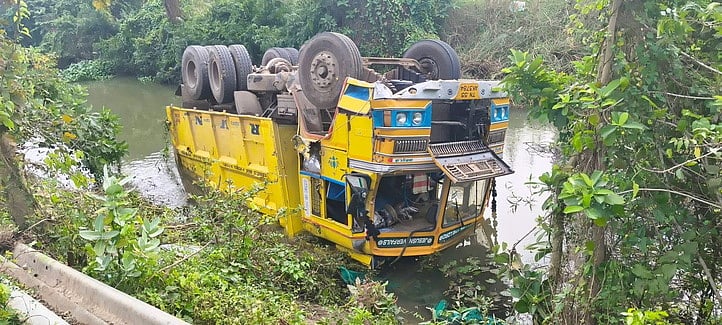 பாசன வாய்க்காலில் கவிழ்ந்த லாரி!