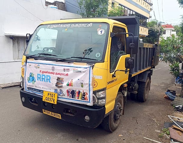 பழைய பொருள்களை வீடு, வீடாக வாகனத்தில் சென்று சேகரிக்கும் பணி: உழவா்கரை நகராட்சியில் இன்று தொடக்கம்