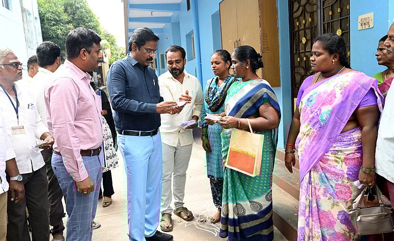 பொங்கல் பரிசுத் தொகுப்பு டோக்கன் விநியோகம் பணி: மாவட்ட ஆட்சியா் ஆய்வு