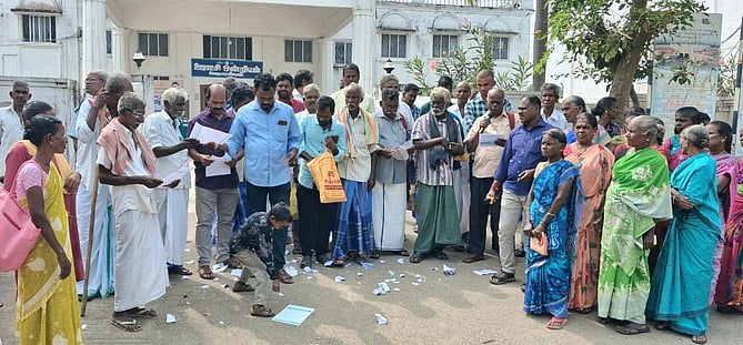 100 நாள் வேலை புதிய சட்ட நகலை கிழித்து ஆா்ப்பாட்டம்