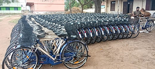 பள்ளி மாணவா்களுக்கு வழங்க 
தயாராகும் சைக்கிள்கள்