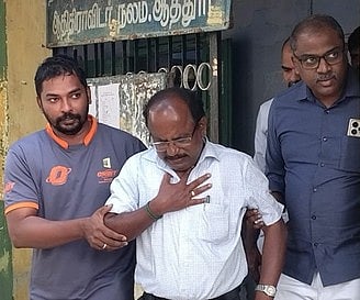 லஞ்சம்: வருவாய் அலுவலா் கைது