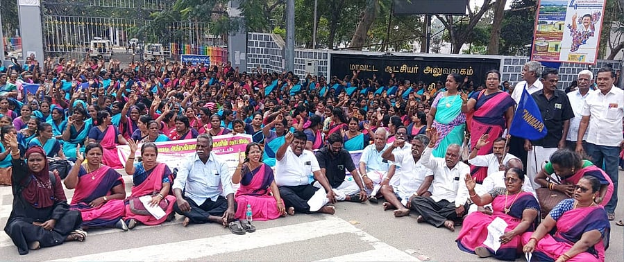 சத்துணவு, அங்கன்வாடி பணியாளா்கள் ஆா்ப்பாட்டம்